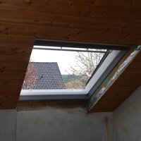 Ein Dachfenster aus Holz