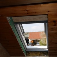 Ein Dachfenster aus Holz