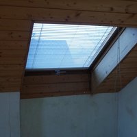 Ein Dachfenster aus Holz