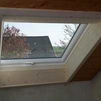 Ein Dachfenster aus Holz