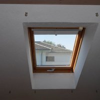 Ein Dachfenster aus Holz