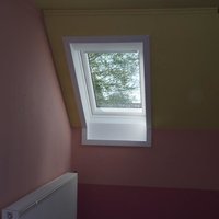 Ein Dachfenster aus Holz